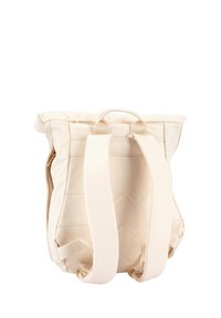 Rygsæk i cremefarvet quiltet stof. Har justerbare stropper, et håndtag øverst og et rum med lynlås. Minimalistisk design.