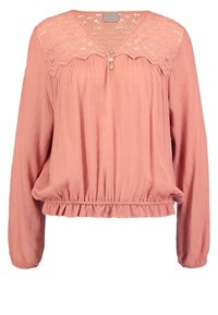 Blouse rose poussiéreux à manches longues avec empiècement en dentelle, trois petits boutons au col en V, et ourlet froncé élastique.