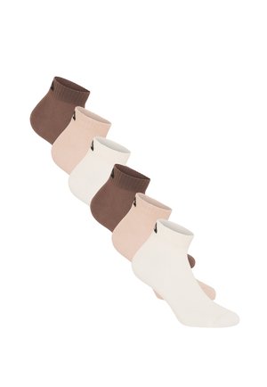 Sechs Paar Knöchelsocken in wechselnden Farben Braun, Beige und Weiß, diagonal auf weißem Hintergrund angeordnet.