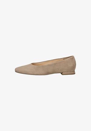 Ballerines en suede beige avec un bout pointu, un petit talon carré et une texture lisse, présentant un design simple et épuré.