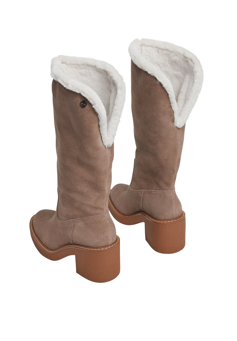 Braune Wildleder-Stiefel bis zum Knie mit einer weißen Kunstfell-Besatz und einem blockigen braunen Absatz. Das Design enthält Stickereien und einen markierten Knopf.