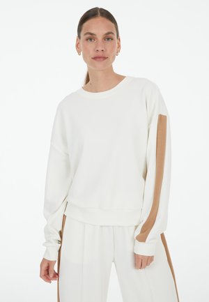 Weißes Sweatshirt mit langen Ärmeln, das einen braunen Streifen entlang der Ärmel aufweist. Glatte Textur, runder Ausschnitt, lockerer Schnitt am Saum.