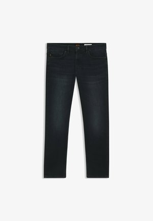 Jeans de mezclilla oscura con corte recto, ligero desgaste, diseño de cinco bolsillos y detalles de costura en naranja en la cinturilla.