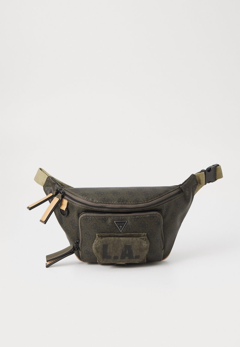 Sac banane en tissu vert foncé avec un motif texturé, présentant des fermetures éclair noires, des accents en cuir et un patch avant avec "L.A." en lettres majuscules.