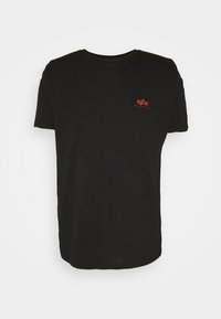 Camiseta de algodón negra con un pequeño logo naranja en el lado izquierdo del pecho, escote redondo, mangas cortas y un corte relajado.