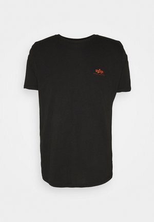 Zwarte katoenen t-shirt met een klein oranje logo op de linkerkant van de borst, ronde halslijn, korte mouwen en een relaxte pasvorm.