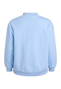 Lichtblauwe trui met een hoge hals, verlaagde schouders en geribbelde manchetten. Zachte stof en een eenvoudig, strak design.