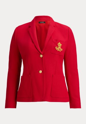 Κόκκινο σακάκι με υφή υφάσματος, χρυσά κουμπιά και τσέπη στο αριστερό στήθος με χρυστό κεντημένο λογότυπο. Ραμμένο σχέδιο με δύο μπροστινές τσέπες.