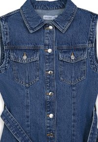 Chemise sans manches en denim bleu foncé avec un col classique, des boutons sur le devant et deux poches poitrine avec des accents en métal argenté.