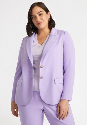 Lilak blazer met notch-lapels en twee gouden knopen. Voorzien van zijzakken, een getailleerde pasvorm en een getextureerde lichtpaarse trui eronder.