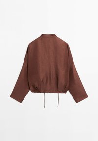Veste marron à manches longues avec un col court et un ourlet ajustable avec cordon, vue de dos sur fond blanc.