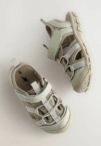 Ljusgröna sandaler i mesh och lädermaterial. Utrustade med kardborreband och texturerade sulor för bra grepp. Rundad tå och ventilerande design.