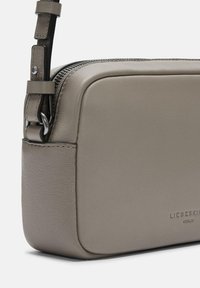 Grijze leren schoudertas met een gladde textuur, rechthoekige vorm, ritssluiting aan de bovenkant, zilverkleurige hardware en een merkkorte op de voorkant.