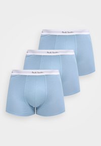 Trois boxers pour hommes bleu clair avec des ceintures élastiques blanches marquées "Paul Smith" empilés sur un fond blanc.