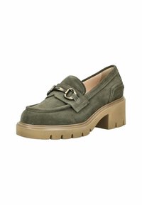 Mocassin en daim vert avec une semelle épaisse en beige, présentant une boucle en m�étal décorative et des détails de couture le long de l'empeigne.