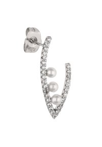 Srebrny kolczyk o kształcie litery V z trzema białymi perłami i rzędem przezroczystych cyrkonii wzdłuż krawędzi.