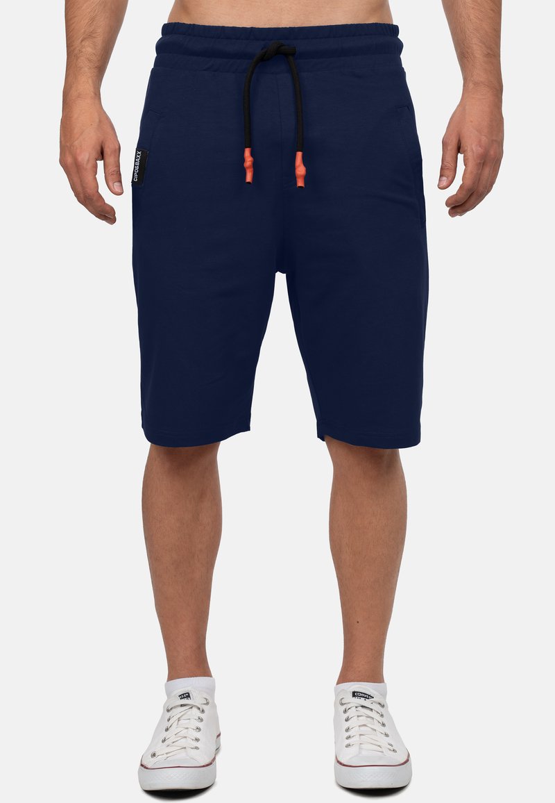 Shorts de sport bleu marine en coton, dotés d'une taille à cordon de serrage avec des accents orange, de poches latérales et d'une coupe décontractée.
