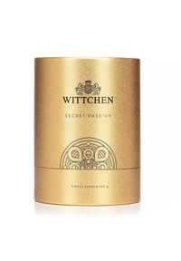 Złoty cylindryczny pojemnik na świeczkę o fakturowanym wykończeniu, z czarnym nadrukiem "WITTCHEN", "SECRET PASSION" oraz dekoracyjnym okrągłym wzorem.