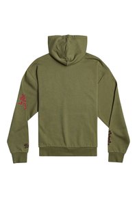 Oliwkowa bluza z kapturem o miękkiej fakturze, posiada duży kaptur, ściągacze na rękawach oraz haftowane akcenty w kolorze czerwonym i burgundowym na rękawach.