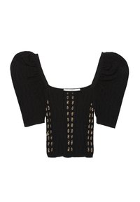 Top nero lavorato a maglia con scollatura quadrata e maniche a sbuffo, caratterizzato da anelli dorati come dettagli decorativi lungo la parte frontale.