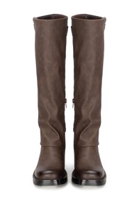 Stivali al ginocchio in pelle marrone con una finitura morbida e strutturata, caratterizzati da un'ampia apertura superiore e suola liscia e piatta.