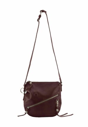 Sac bandoulière en cuir bordeaux avec sangle réglable, poche zippée à l'avant et accents matériels décoratifs. Texture lisse avec une forme arrondie.
