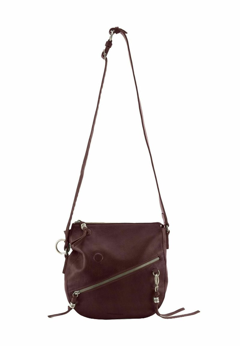 Sac bandoulière en cuir bordeaux avec sangle réglable, poche zippée à l'avant et accents matériels décoratifs. Texture lisse avec une forme arrondie.