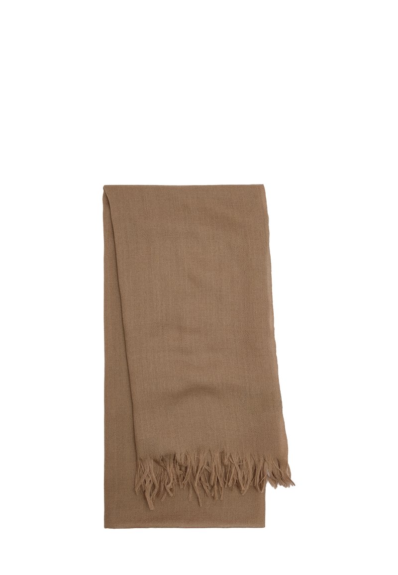 Brązowy szalik wykonany z miękkiego materiału, z postrzępionymi brzegami. Tkanina jest gładka o jednolitym splocie i ciepłym, stonowanym kolorze.