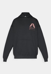 Sudadera con capucha negra hecha de tejido suave. Presenta un gráfico geométrico rosa en el pecho y un bolsillo tipo canguro en la parte frontal.