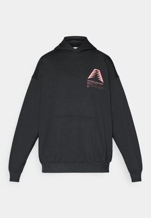Svart hettegenser laget av mykt stoff. Har et rosa geometrisk grafikk på brystet og en frontlomme som en kenguru.