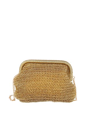Bolso de mano de malla metálica color dorado para la noche con una correa de cadena y un cierre superior redondeado.