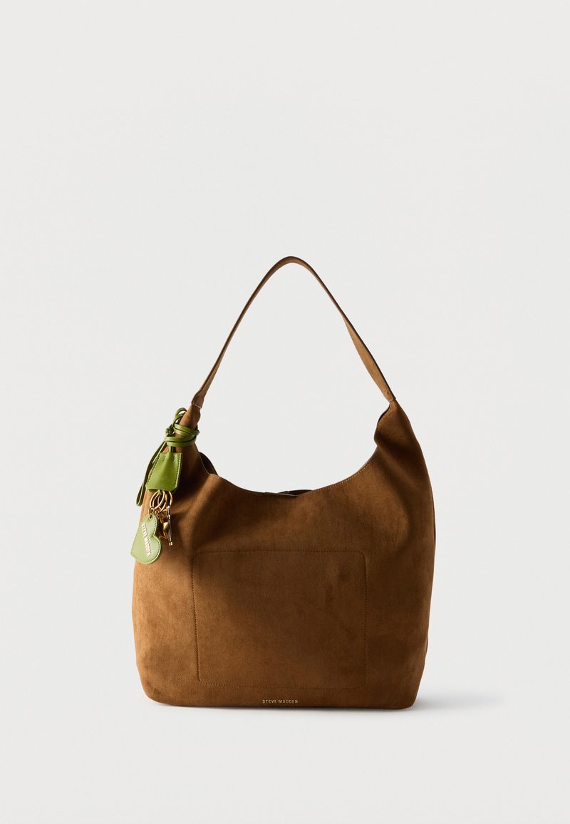 Καφέ τσάντα ώμου από σουέντ με έναν μόνο ιμάντα, με πράσινο δερμάτινο φούντα και χρυσά μπρελόκ σε σχήμα κλειδιού σε απλό φόντο.