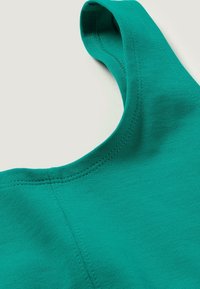 Türkiser Tanktop mit glatter Textur und breiten Trägern, genäht mit passendem Faden, mit einem Rundhalsausschnitt.