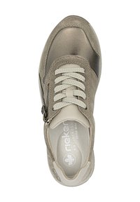 Baskets taupe avec lacets blancs, fermeture éclair sur le côté, mélange de daim et de cuir, et semelle intérieure rembourrée portant l'étiquette "Rieker Antistress Extra Large."