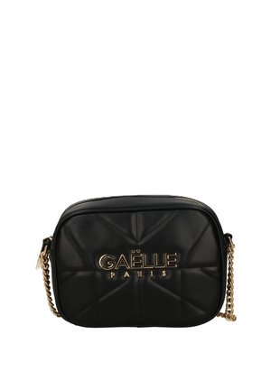 Borsa a tracolla nera trapuntata con hardware in tonalità oro. Presenta una chiusura con zip e una tracolla a catena. Logo "GAËLLE PARIS" in evidenza.