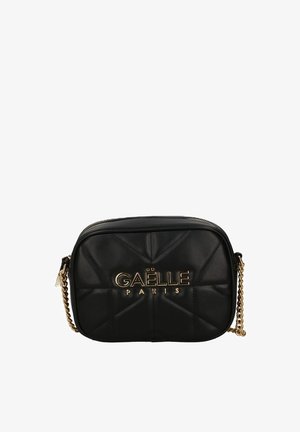 Borsa a tracolla nera trapuntata con hardware in tonalità oro. Presenta una chiusura con zip e una tracolla a catena. Logo "GAËLLE PARIS" in evidenza.