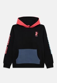 Hoodie noir avec capuche rouge, poche kangourou bleue, impression graphique sur la poitrine et les manches. Matériau en coton, manches longues, coupe décontractée.