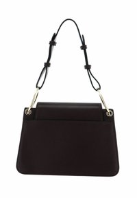 Sac à main en cuir brun foncé avec une forme structurée, doté d'un rabat et de ferrures en métal doré. Comprend une bandoulière amovible.