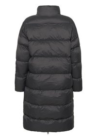 Cappotto imbottito nero con colletto alto, caratterizzato da un design trapuntato orizzontale e maniche a tre quarti. Texture liscia, lunghezza fino al ginocchio.