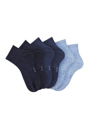 Fünf Paar Baumwollsocken in dunkelblau, mittelblau, hellblau und melierten Blautönen, mit gerippten Bündchen und Größenlabels auf der Sohle.