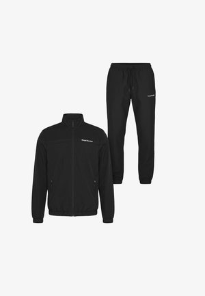 Zwarte tweedelige trainingspak met een jas met rits en joggingbroek met elastische taille, beide met kleine witte "Sergio Tacchini" logo's.