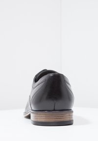 Pier One Derbies & Richelieus - black