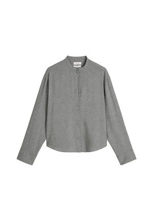 Szara longsleeve z okrągłym kołnierzykiem, zapinana na guziki, wykonana z fakturowanej tkaniny. Krój lekko skrócony, w luźnym stylu.