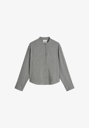 Szara longsleeve z okrągłym kołnierzykiem, zapinana na guziki, wykonana z fakturowanej tkaniny. Krój lekko skrócony, w luźnym stylu.