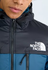 The North Face LIMBARA LIGHT SYNTH HOODIE - Lengva striukė - midnight petrol