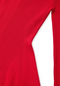 Rode geribbelde gebreide top met gestructureerde, diagonale panelen. Bevat uitgesproken textuur en een slim-fit ontwerp. Stiksel-details zorgen voor visuele belangstelling.