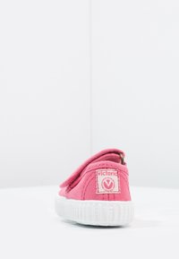Victoria Shoes TINTADA - Bailarinas con hebilla - frambuesa