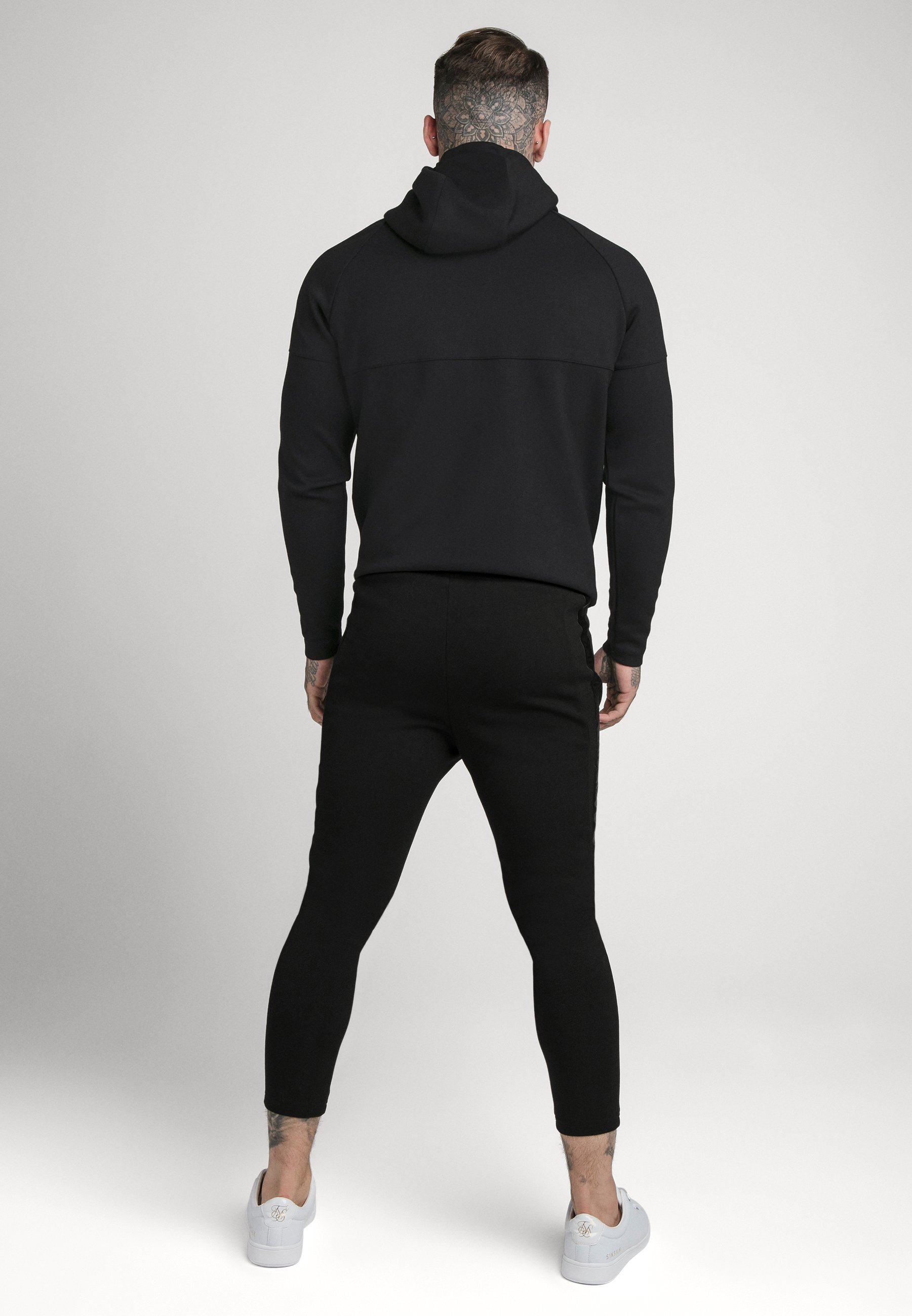 Pantalon de chandal siksilk by messi con el logo lateral negro