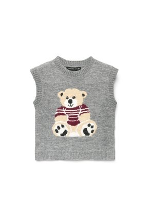 Maglione senza maniche grigio lavorato a maglia con un orsacchiotto che indossa una maglietta a righe bordeaux e bianca sul davanti.