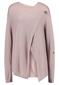 Hellrosa gestrickter Pullover mit asymmetrischem Design, einer Knopfakzentuierung an einer Schulter und einem drapierten Vorderteil. Lange Ärmel mit glatter Textur.